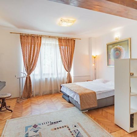 Bed&Wine In The Center Of Oradea Apartment Exterior photo