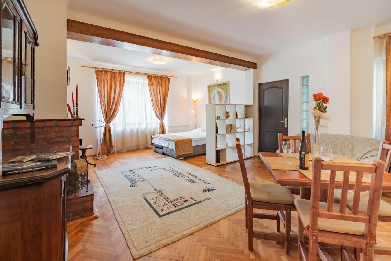 Bed&Wine In The Center Of Oradea Apartment Exterior photo